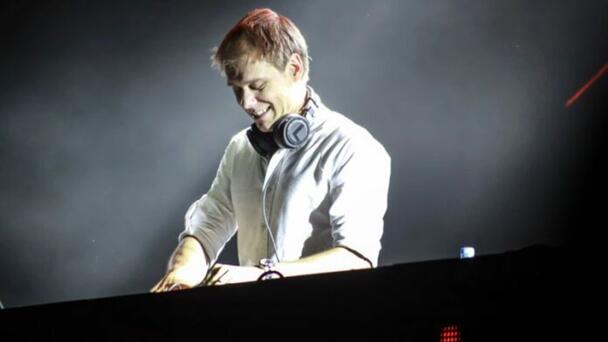 Armin van Buuren presenta “Dragon” con Indira Paganotto