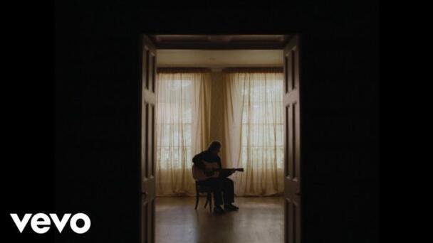 Lewis Capaldi enfrenta sus retos con un nuevo himno para luchar: “Survive”