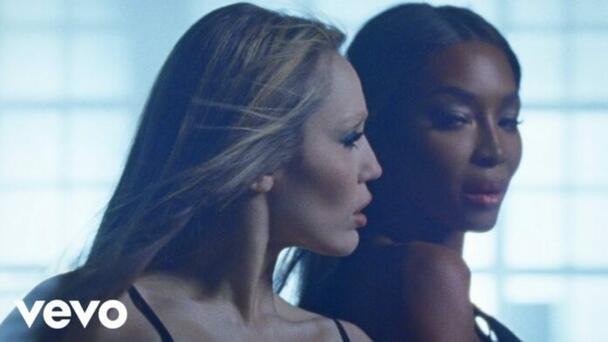 Noticias de Miley Cyrus: Nuevo video con Naomi Campbell y “Something beauti