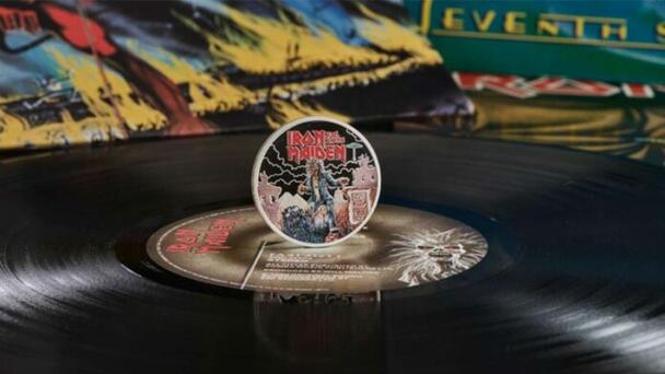 Celebran 50 aniversario de Iron Maiden con moneda conmemorativa