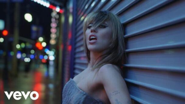 Mira el nuevo video de Miley Cyrus con Brittany Howard, “Walk of fame”