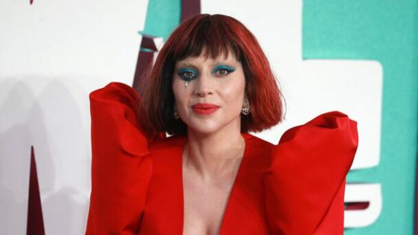 Mira a Lady Gaga como Rosaline Rotwood en “Merlina”