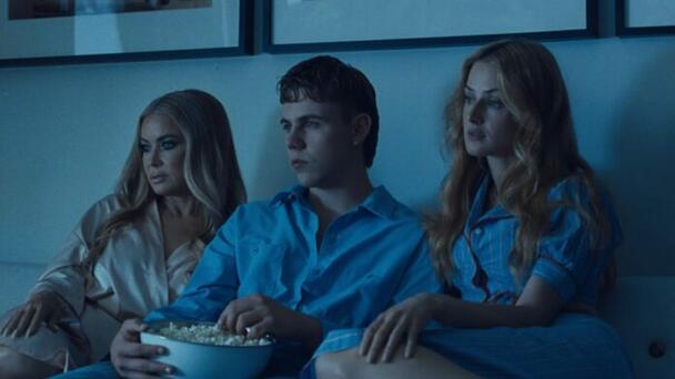 Carmen Electra y Anna Van Patten protagonizan nuevo video de The Kid Laroi