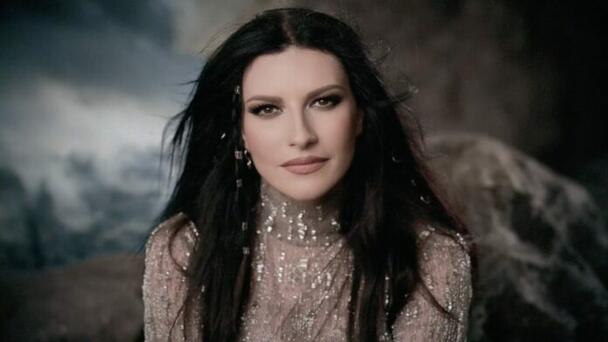 Laura Pausini canta “Mi historia entre tus dedos” a su manera y en 3 idioma