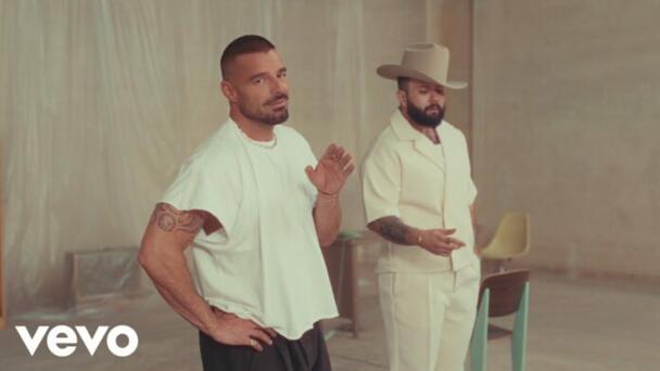 Carín León acompaña a Ricky Martin en una nueva versión de “A medio vivir”