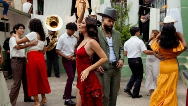 Escucha a Carín León y Kacey Musgraves juntos en “Lost in traslation”
