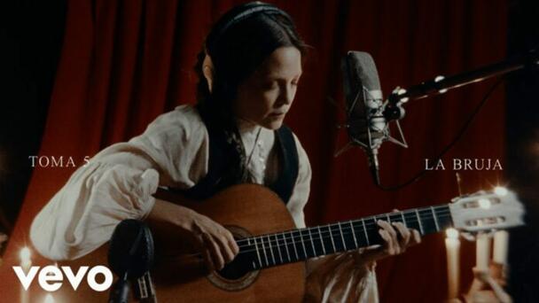 Natalia Lafourcade reversiona “La bruja”, un clásico del folclore oaxaqueño