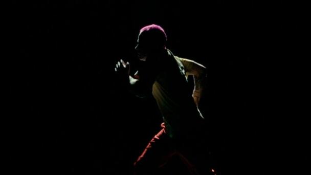 Flea de Red Hot Chili Peppers, hace una súplica por la paz a ritmo de jazz