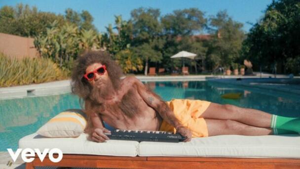 Caloncho se vuelve “Neandercal” para su video de “Fairy Michelle”