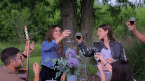 Yami Safdie y Soledad tienen la canción perfecta para salir de la “friendzo